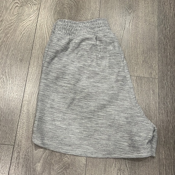 Old Navy pull on shorts in grey - Picture 2 of 3